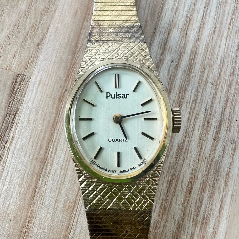Vintage pulsar ladies oval gold tone bracelet dress watch NEW BATTERY